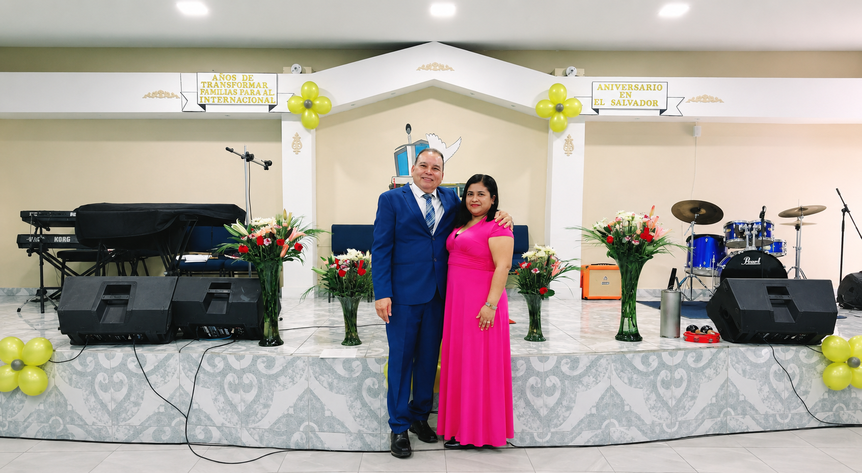 Pastores José y Griselda Morán en el templo del Ministerio Profético Paz y Gozo